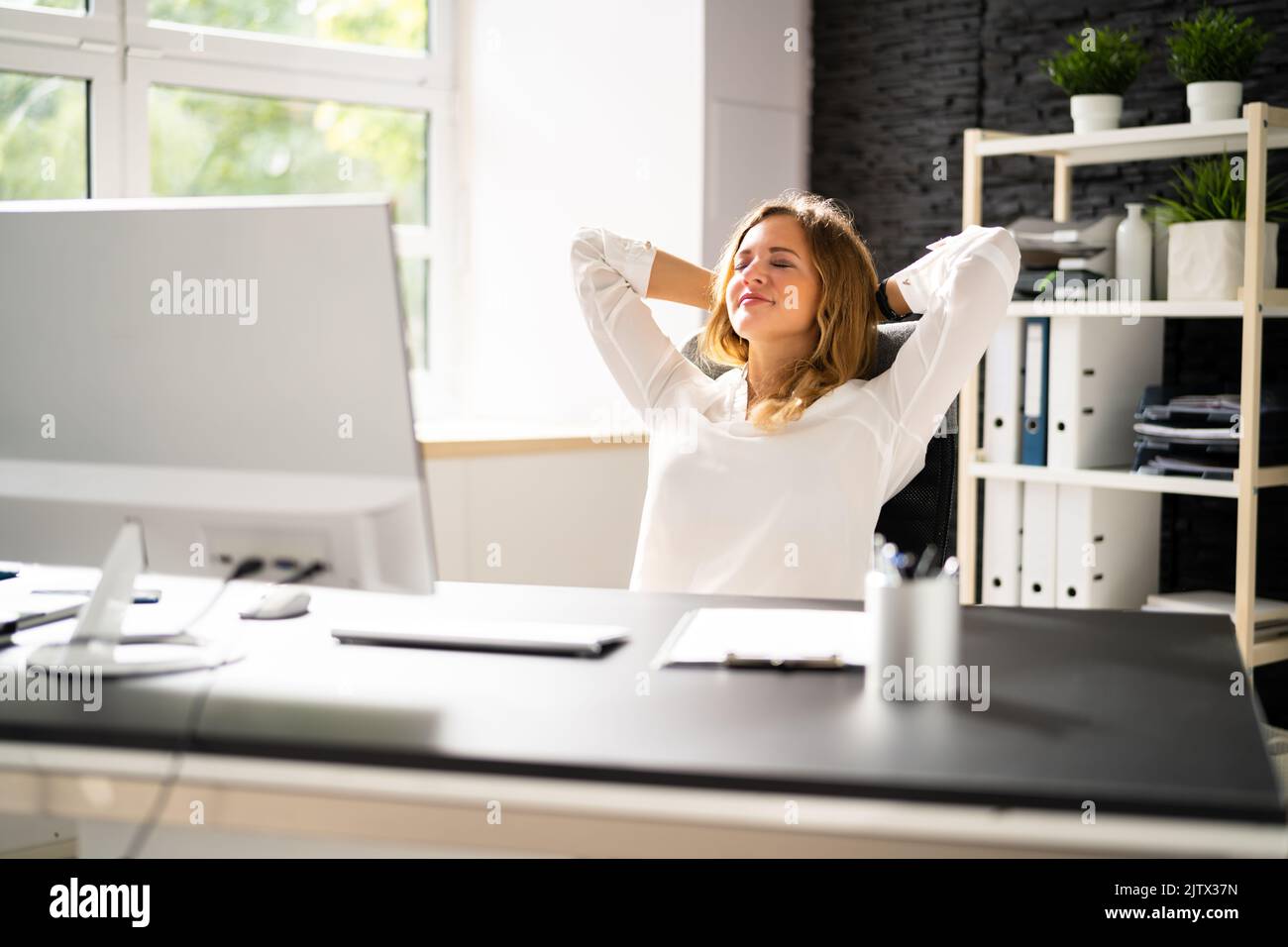 Buona scrivania in ufficio. Sorridere e lavorare Foto Stock