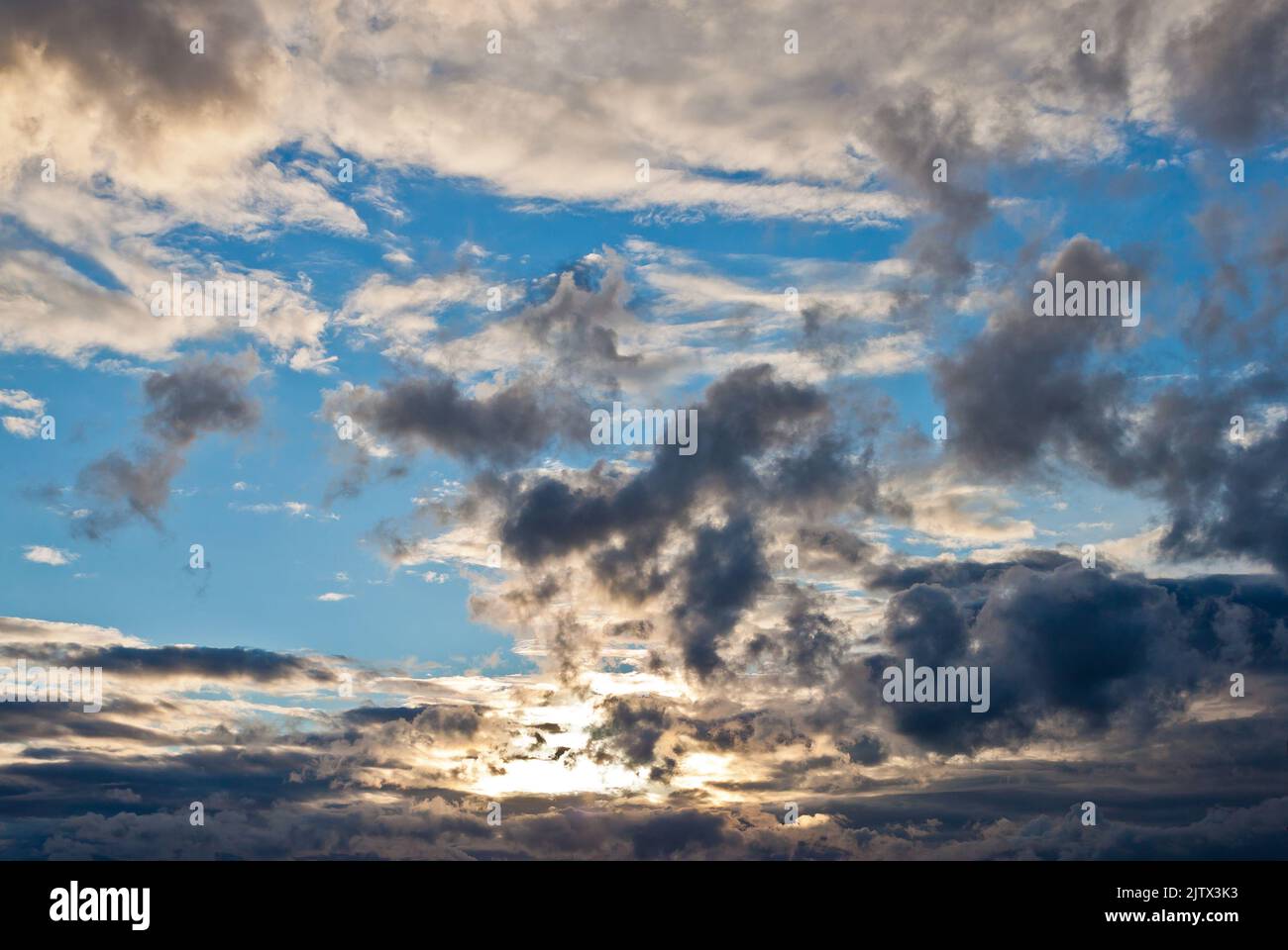 Wolken, Sonne und Himmel Foto Stock