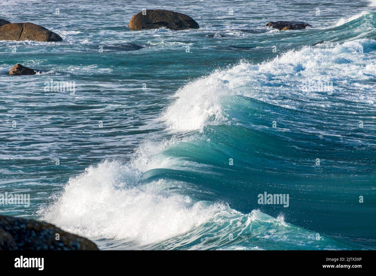 Schiuma di mare bianca sulle onde costiere dell'Oceano Atlantico. Sudafrica Foto Stock