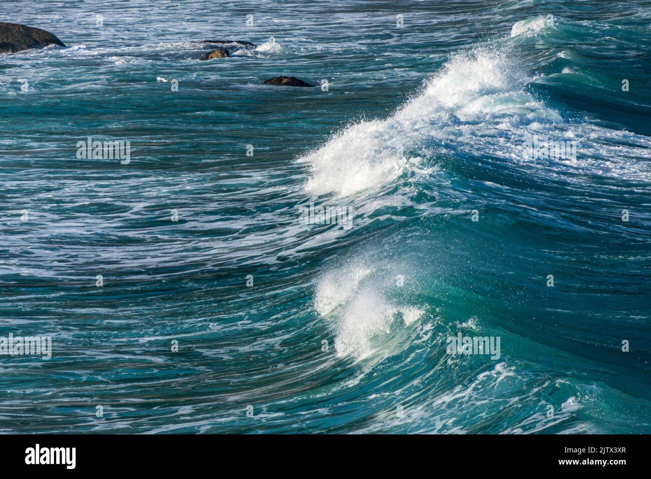 Schiuma di mare bianca sulle onde costiere dell'Oceano Atlantico. Sudafrica Foto Stock