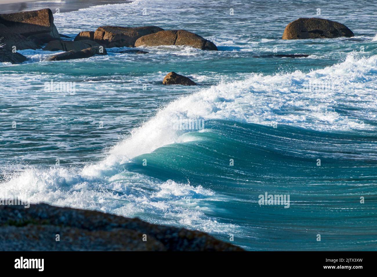 Schiuma di mare bianca sulle onde costiere dell'Oceano Atlantico. Sudafrica Foto Stock