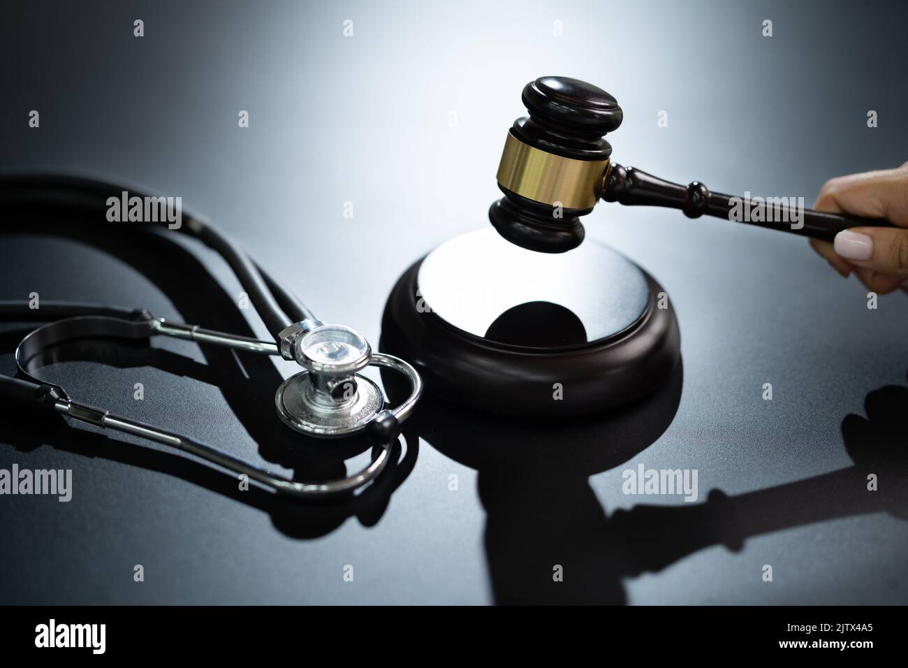 Malpratica medica Gavel e Stetoscopio in Courtroom Foto Stock