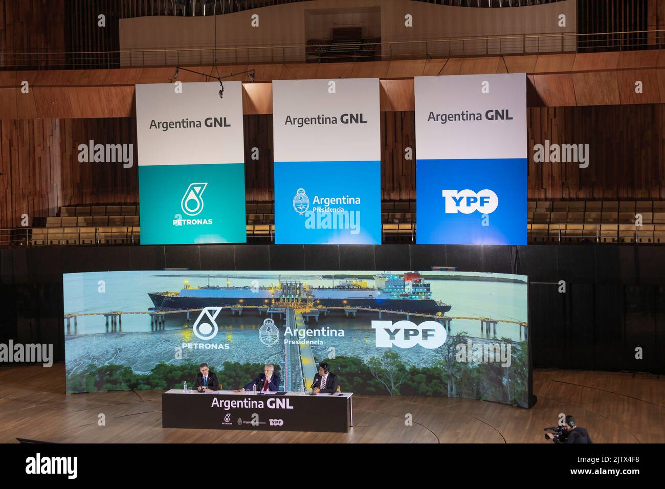 Buenos Aires, Argentina. 01st Set, 2022. Il Presidente della Nazione Alberto Fernández insieme a Pablo González Presidente di YPF e Dusuk Tengku Muhammad Taufik Presidente e Group CEO di Petronas, ha annunciato al Kirchner Cultural Center l'alleanza tra YPF e la compagnia petrolifera malese per l'industrializzazione del gas non convenzionale. (Foto di Esteban Osorio/Pacific Press) Credit: Pacific Press Media Production Corp./Alamy Live News Foto Stock