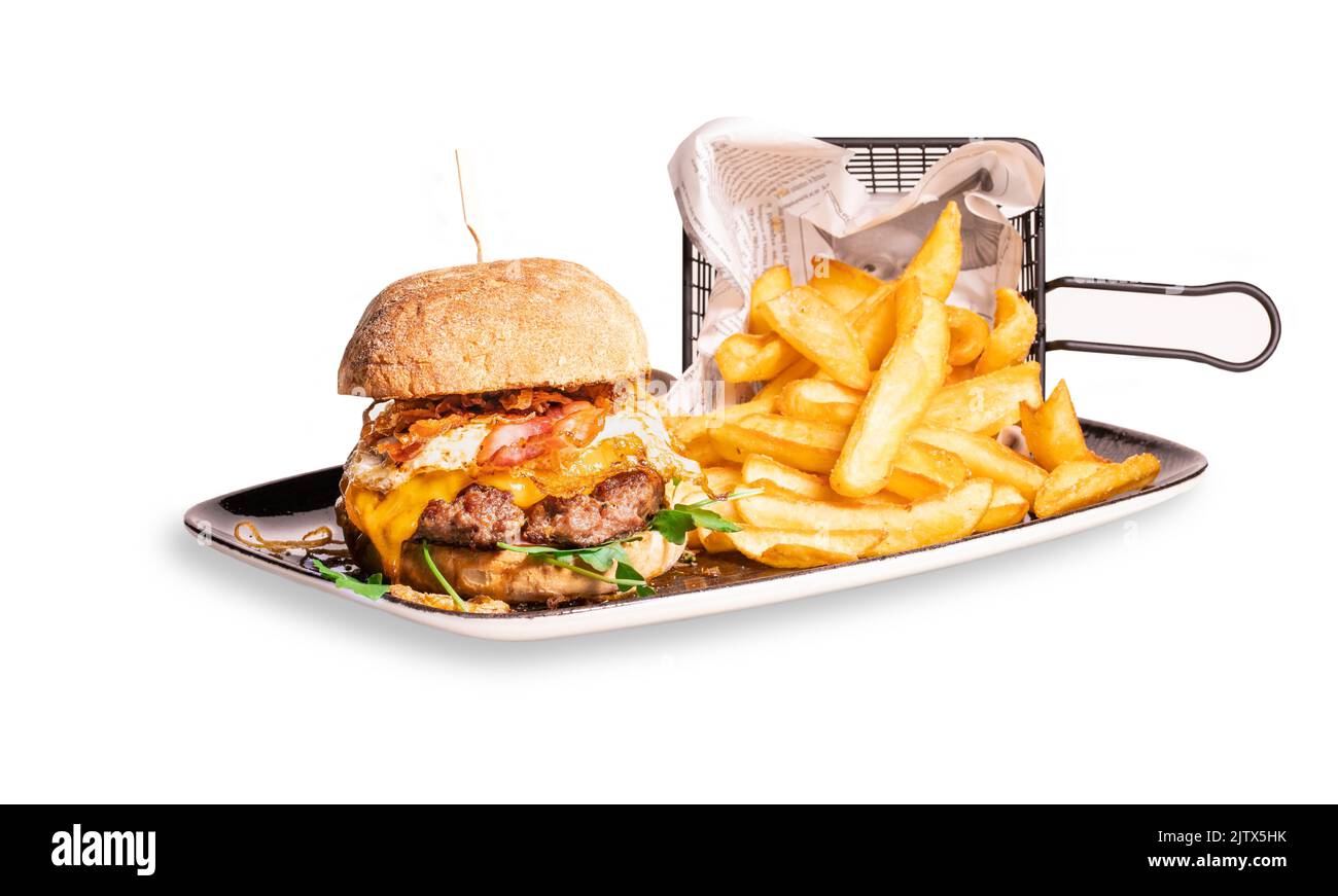 Cheeseburger caldo speziato fatto in casa con manzo alla griglia, formaggio e foglia di lattuga tra i panini hamburger, vista laterale, concetto di ristorante Foto Stock