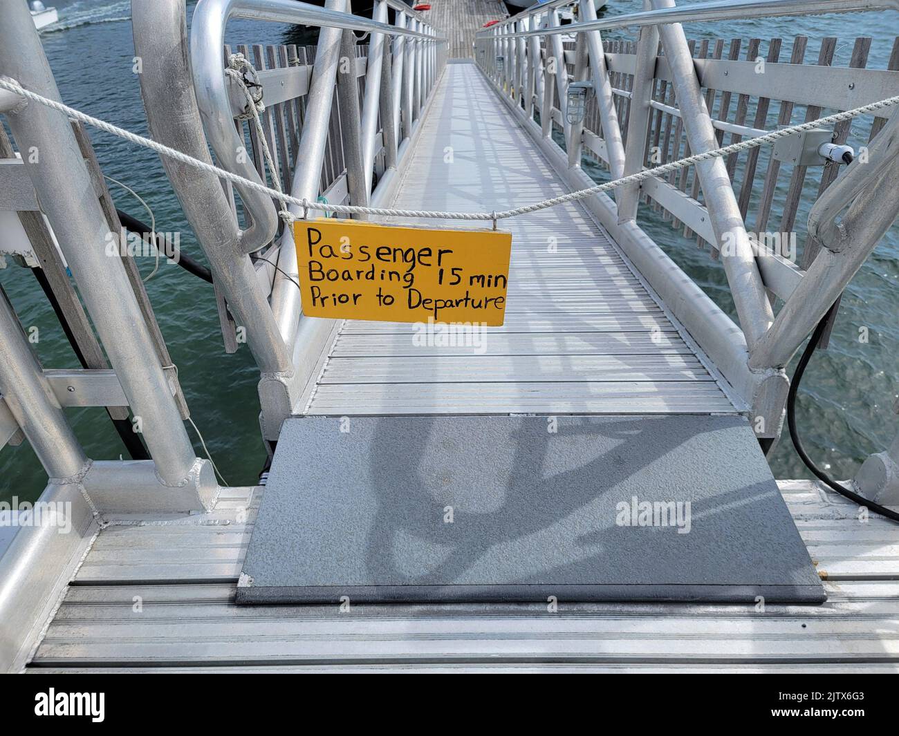 cartello giallo di imbarco dei passeggeri sulla passerella o sulla passerella per la barca. Foto Stock