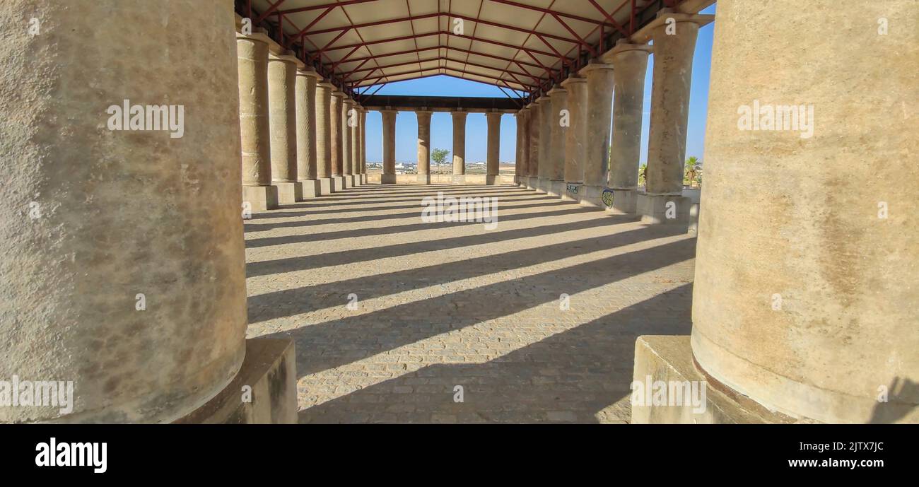Replica del Partenone costruita con materiali da costruzione riciclati. Don Benito, Badajoz, Spagna. Foto Stock