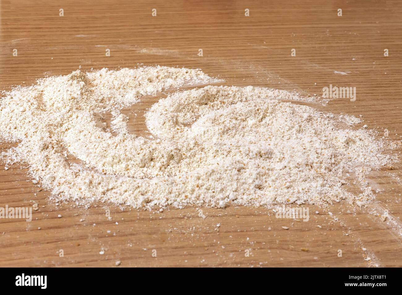 Un mucchio di farina setacciata su una tavola. Cospargete la farina su un tavolo. Foto Stock