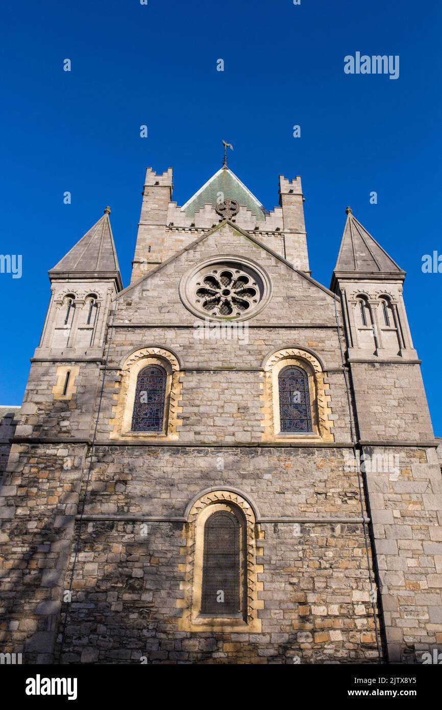 Christ Church Cathedral sopra il cielo blu, Dublino, Irlanda. L'anziano della capitale citerà due cattedrali medievali. Foto Stock