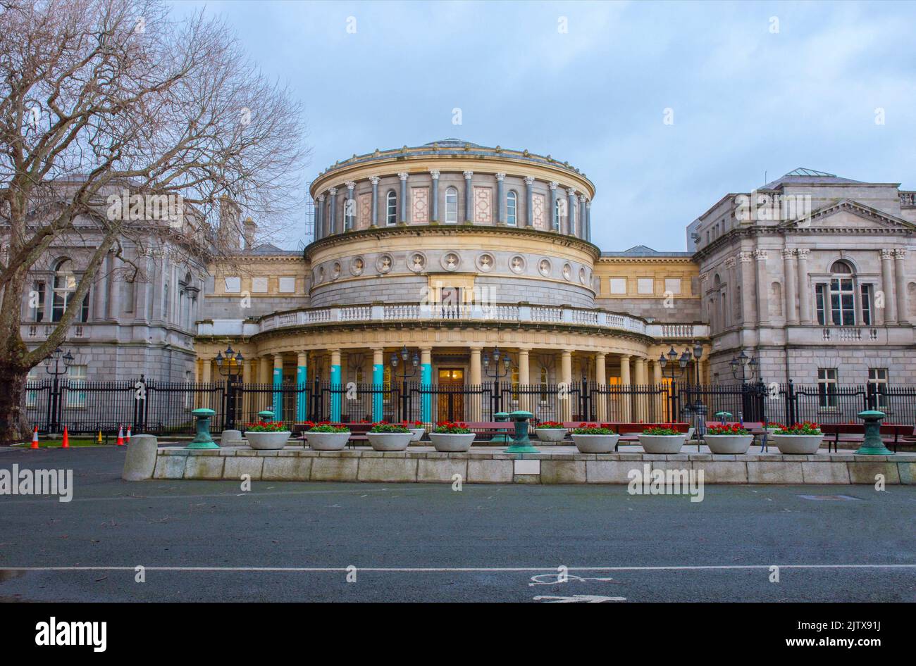 Biblioteca nazionale d'Irlanda al crepuscolo, Dublino. Vista dal Museo Nazionale di Archeologia. Foto Stock