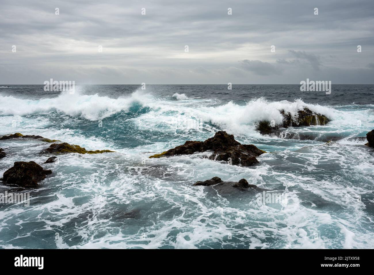 Tempo tempestoso con grandi onde sulla costa rocciosa Foto Stock