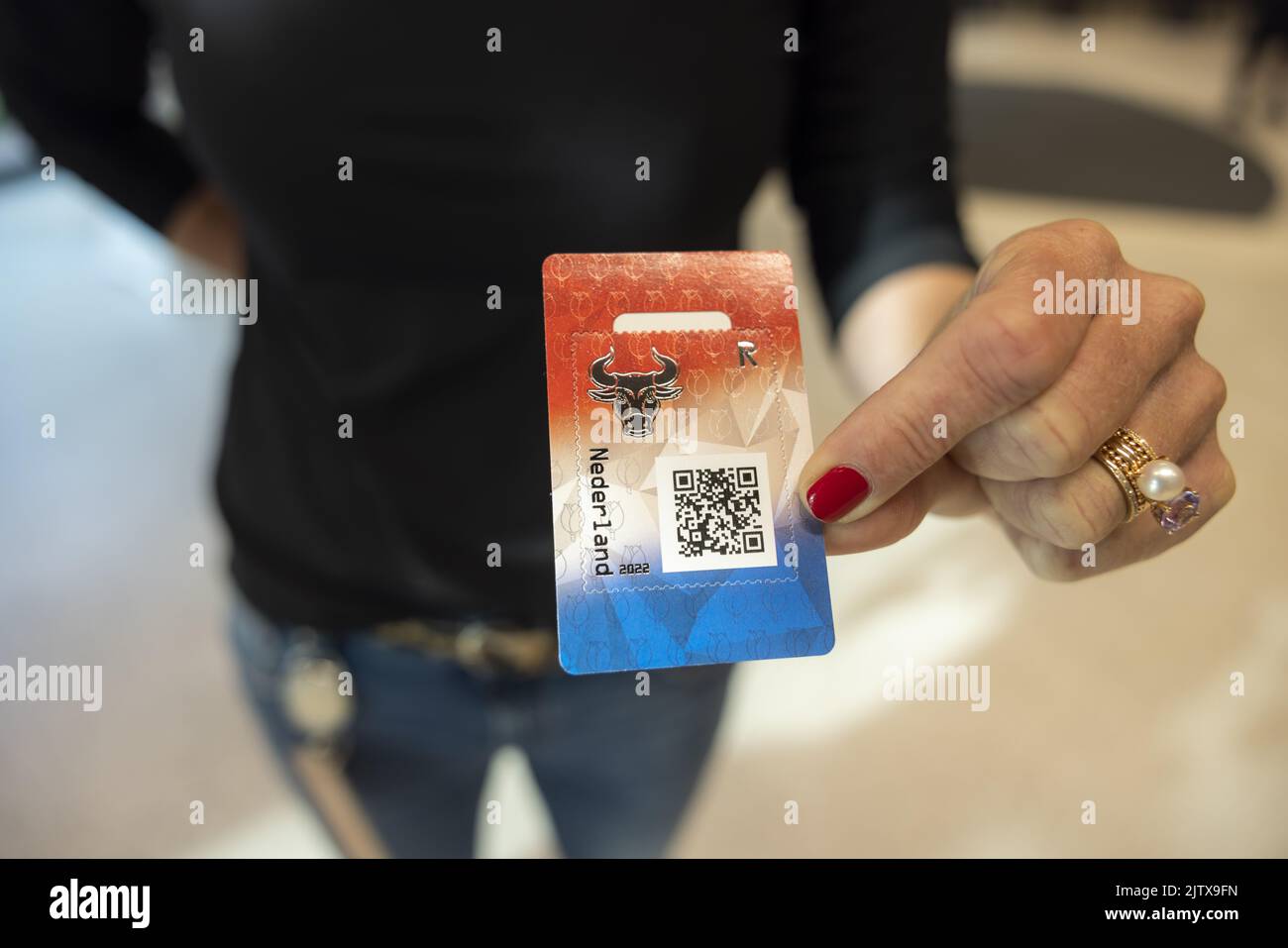 2022-09-02 08:49:02:19 L'AIA - L'AIA - Bob van Ireland, regista Mail Netherlands a PostNL, svela il disegno del primo francobollo cripto olandese. Il timbro criptato consiste sia di una parte fisica che di una copia digitale che potete commerciare, scambiare o dare via nel blockchain.ANP/ Hollandse Hoogte / Laurens van Putten olanda fuori - belgio fuori Foto Stock