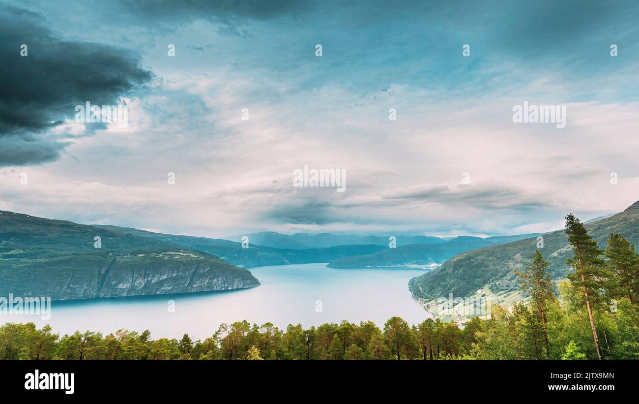 Utvik, Contea di Sogn Og Fjordane, Norvegia. Paesaggio del lago di montagna norvegese. Il fiordo di Innvikfjord è Un fiordo di Nordfjord del comune di Stryn Foto Stock