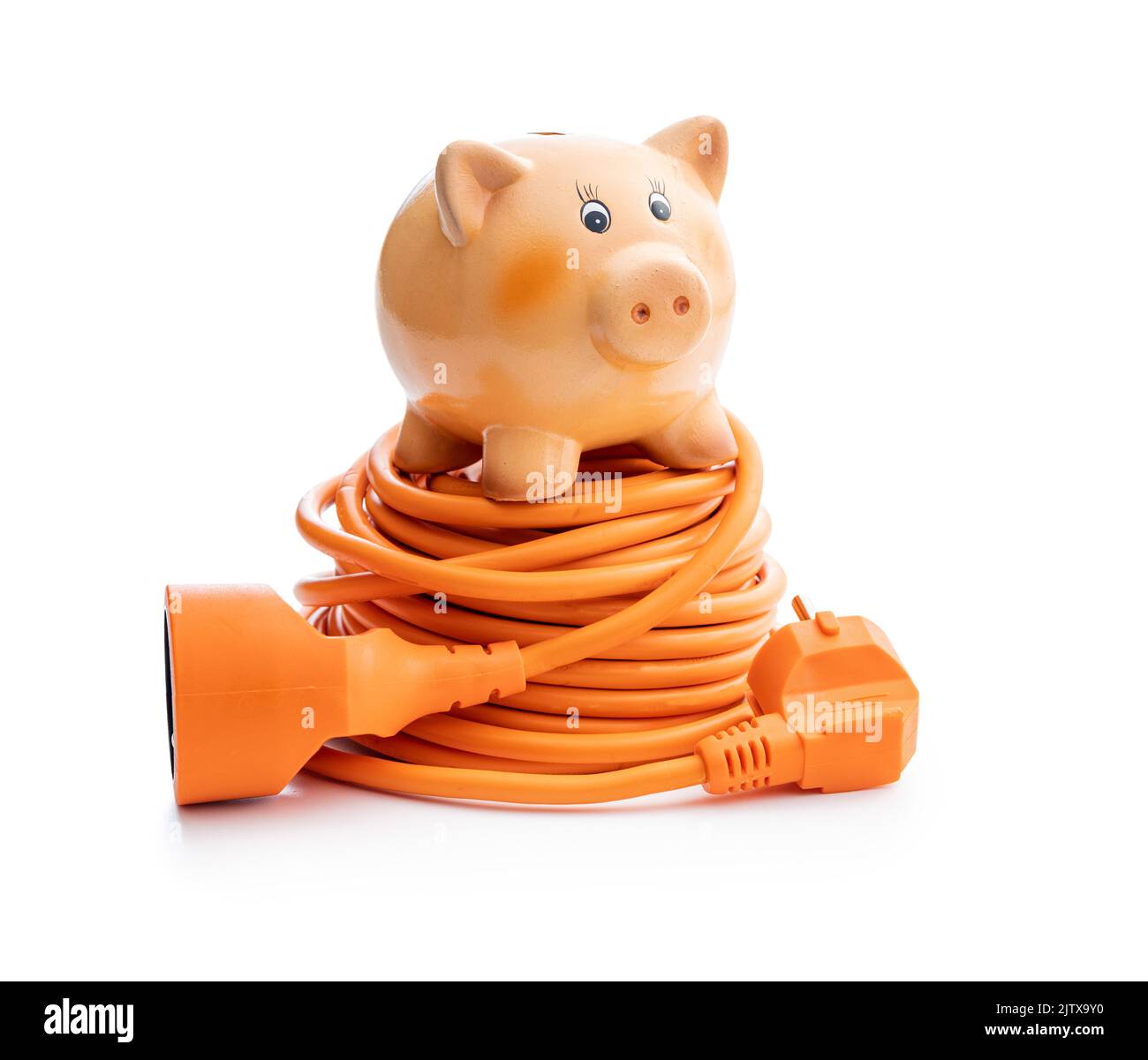 Cavo di alimentazione di prolunga arancione e banco piggy isolati su sfondo bianco. Foto Stock
