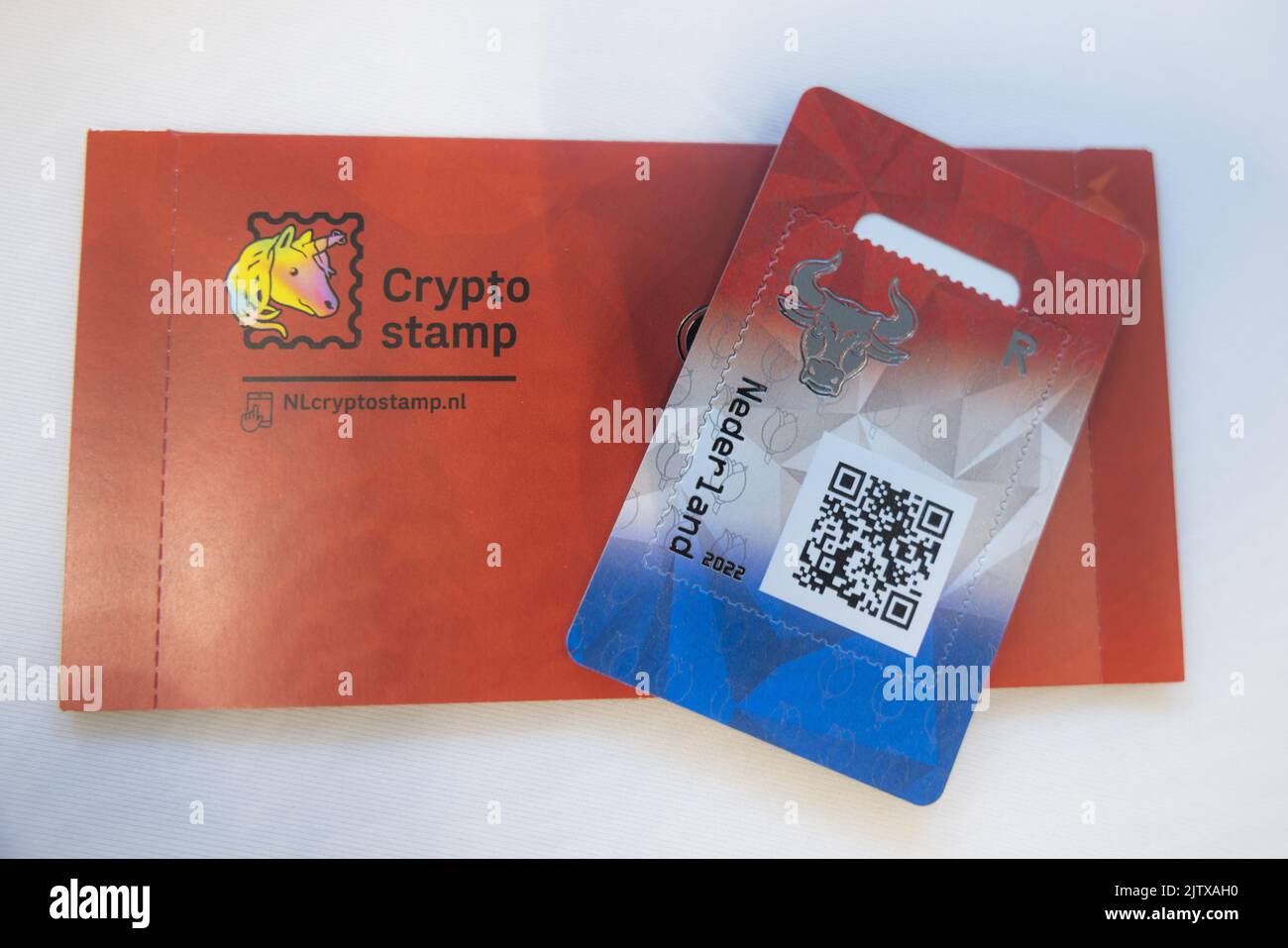 2022-09-02 08:52:12:19 L'AIA - L'AIA - Bob van Ireland, regista Mail Netherlands a PostNL, svela il disegno del primo francobollo cripto olandese. Il timbro criptato consiste sia di una parte fisica che di una copia digitale che potete commerciare, scambiare o dare via nel blockchain.ANP/ Hollandse Hoogte / Laurens van Putten olanda fuori - belgio fuori Foto Stock