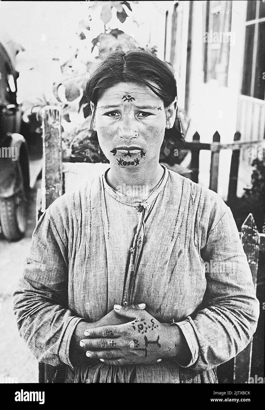 Tatuata donna armeno sopravvissuta dalla prigionia araba. Foto Stock