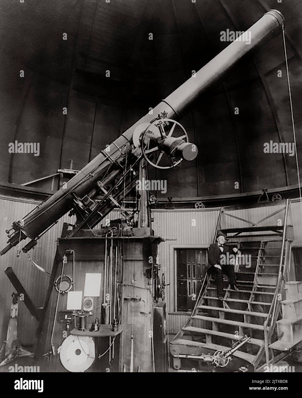 Lewis Swift all'interno dell'Osservatorio Warner, Rochester N.Y. l'Osservatorio è stato aperto nel 1883. Nel 1910, l'Osservatorio stava cominciando a mostrare la sua età. Foto Stock