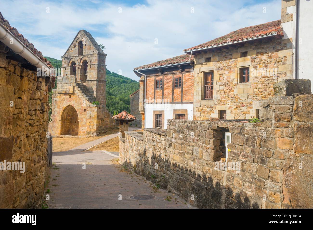 Strada e chiesa. Aldea de Ebro, Cantabria, Spagna. Foto Stock