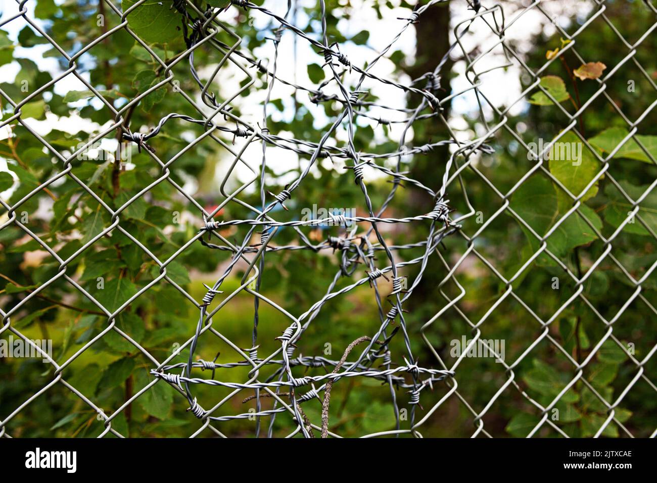 recinzione rotta riparata con filo spinato Foto Stock