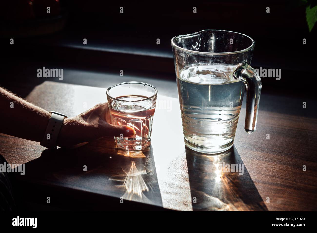 Bere acqua, Hydratation, stile di vita sano. Chiudere la mano delle donne con un bicchiere d'acqua Foto Stock