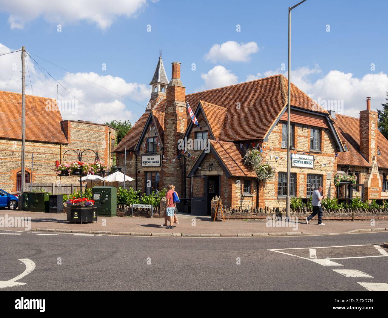 The Old School House pub, parte della catena Wells & Co, Stony Stratford, Buckinghamshire, Regno Unito; precedentemente noto come The Plough. Foto Stock