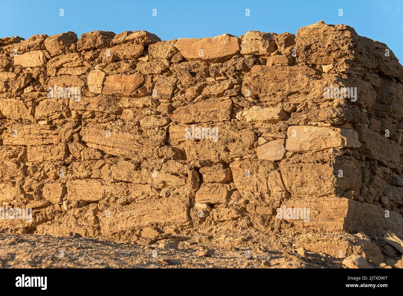 L'angolo nord-est dell'antica fortezza calcarea nabatea a Khirbet Moah custodisce la strada delle spezie nel deserto di Arava in Israele Foto Stock