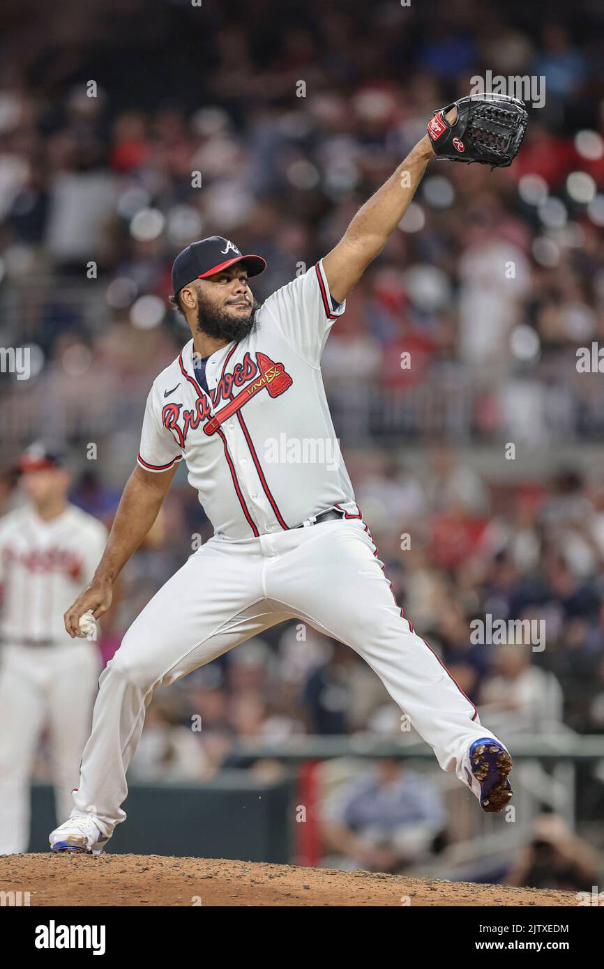 Atlanta, Georgia. USA; Atlanta Braves sollievo caraffa Kenley Jansen (74) offre un campo durante una partita di baseball della Major League contro le Colorado Rockies, Foto Stock