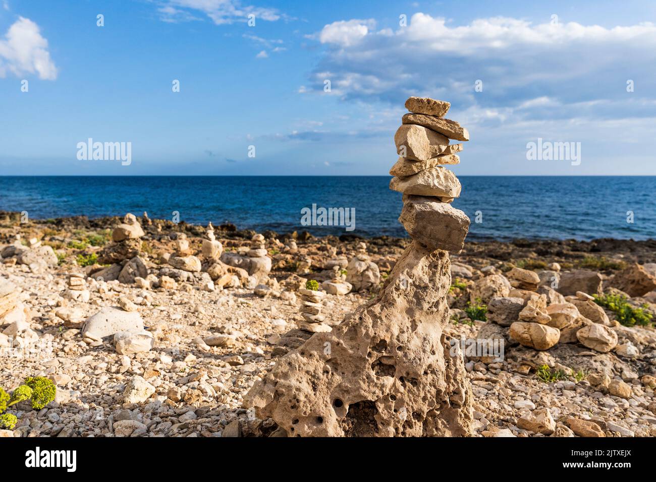 Un gabbietto a forma di uomo fatto di rocce lungo la riva di Capilungo, Salento, Puglia, Italia meridionale, in una giornata di sole estate Foto Stock