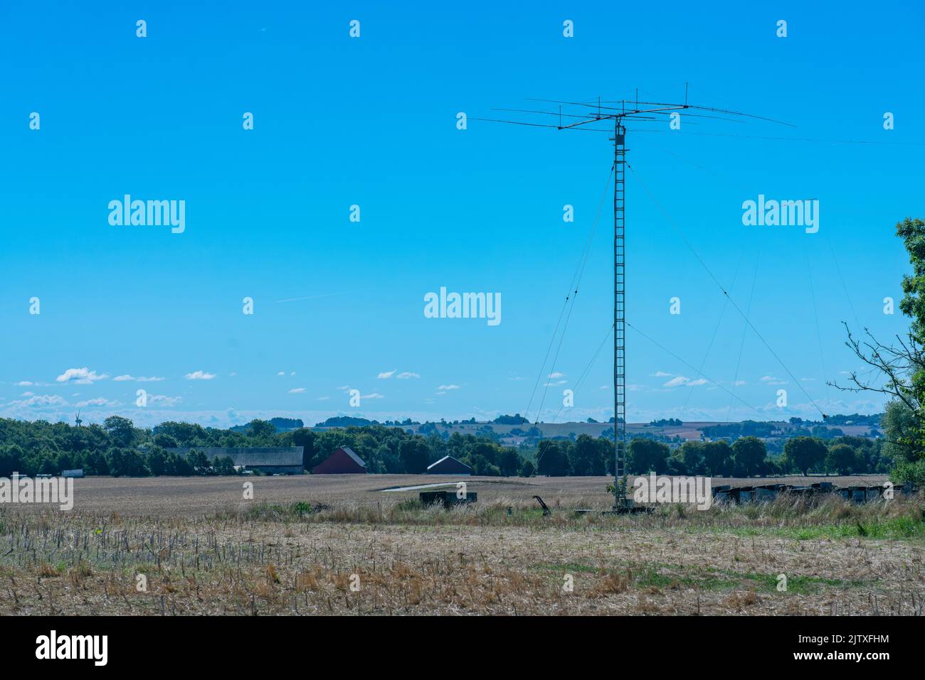 Trunnerup, Svezia - 1 Set, 2022: Una grande e alta antenna radio su un campo nel sud della Svezia Foto Stock