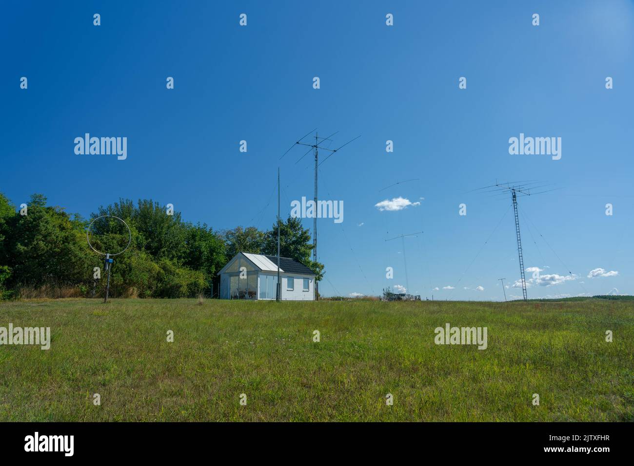 Trunnerup, Svezia - 1 settembre 2022: Diverse antenne radioamatoriali su un campo nel sud della Svezia. Foto Stock