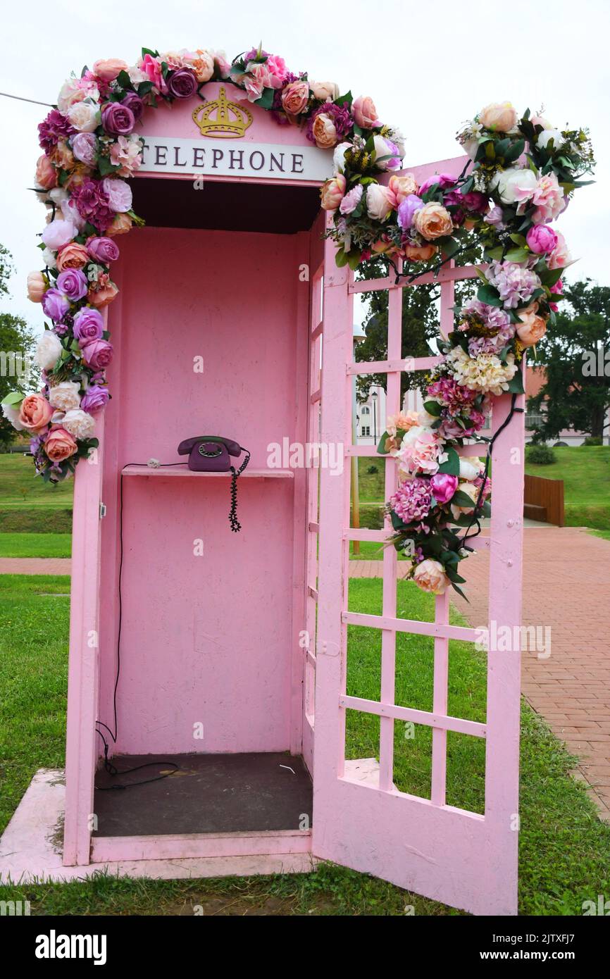 Cabina telefonica rosa immagini e fotografie stock ad alta risoluzione -  Alamy