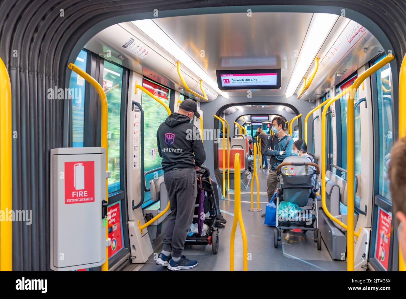 Persone che cavalcano sulla linea della metropolitana leggera interna occidentale vicino a Leichhardt North a Sydney, Australia Foto Stock