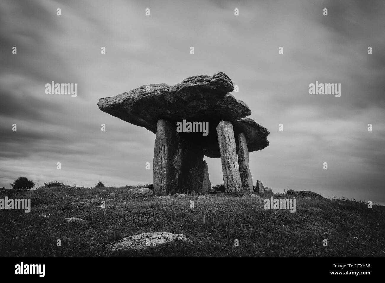 Una vista in bianco e nero a lunga esposizione del Dolmen di Poulnabrone nella contea di Clare, Irlanda occidentale Foto Stock Una vista in bianco e nero a lunga esposizione del Dolmen di Poulnabrone nella contea di Clare, Irlanda occidentale Foto Stock