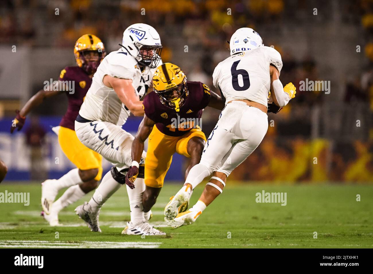 Arizona Stato difensivo indietro ed Woods (10) guarda ad affrontare il nord Arizona Lumberjacks ampio ricevitore Coleman Owen (6) nel primo trimestre di un NCAA Foto Stock