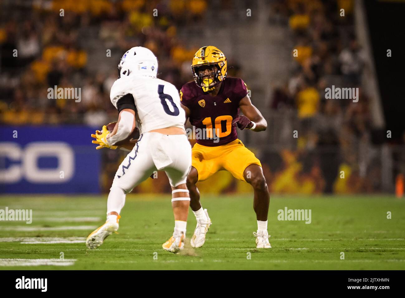 Arizona Stato difensivo indietro ed Woods (10) guarda ad affrontare il nord Arizona Lumberjacks ampio ricevitore Coleman Owen (6) nel primo trimestre di un NCAA Foto Stock