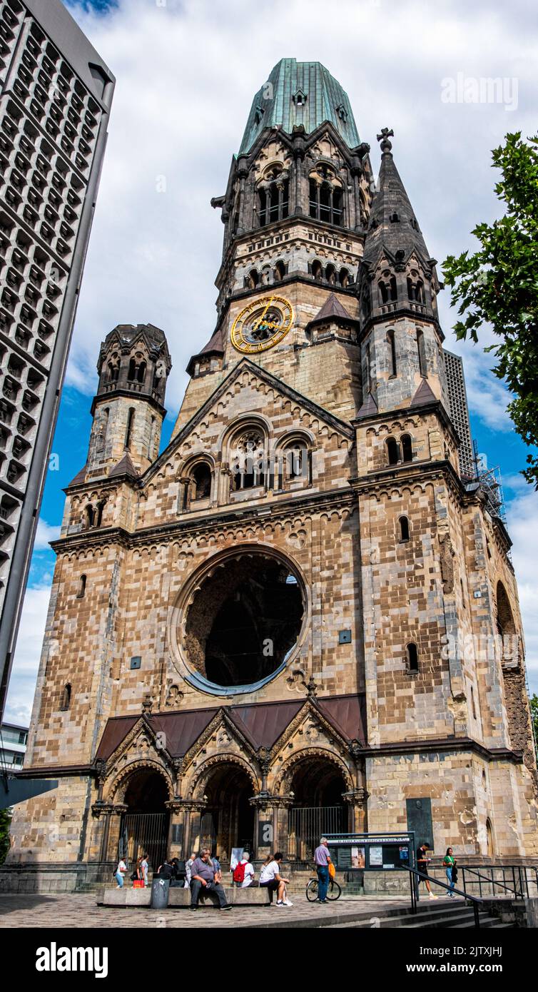 Berlin Breitscheidplatz, Kaiser Wilhelm Memorial Church, Kaiser-Wilhelm-Gedächtniskirche. Danneggiato dalla guerra guglia della storica vecchia chiesa ora un memorial hall Foto Stock