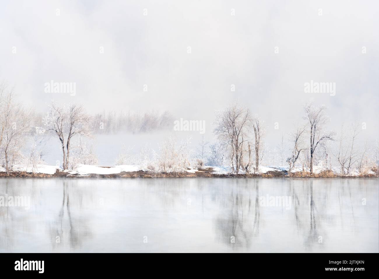 Siberia, Russia. Un giorno di inverno scuro e freddo. La temperatura è di -30. Tutto è congelato. Ma l'acqua. Un paesaggio congelato. Foto Stock