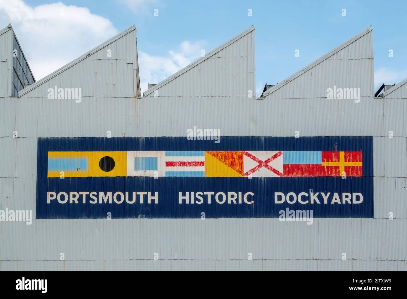 01-09-2022 Portsmouth, Hampshire, Regno Unito il cartello all'entrata del Portsmouth Historic Dockyard Foto Stock