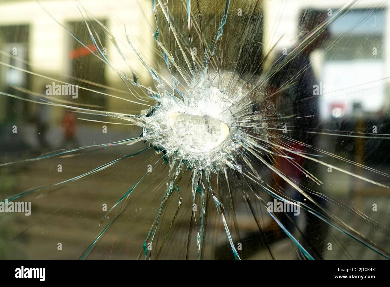 Buco proiettile su un vetro, immagine simbolica per il crimine dei clan a Berlino Foto Stock