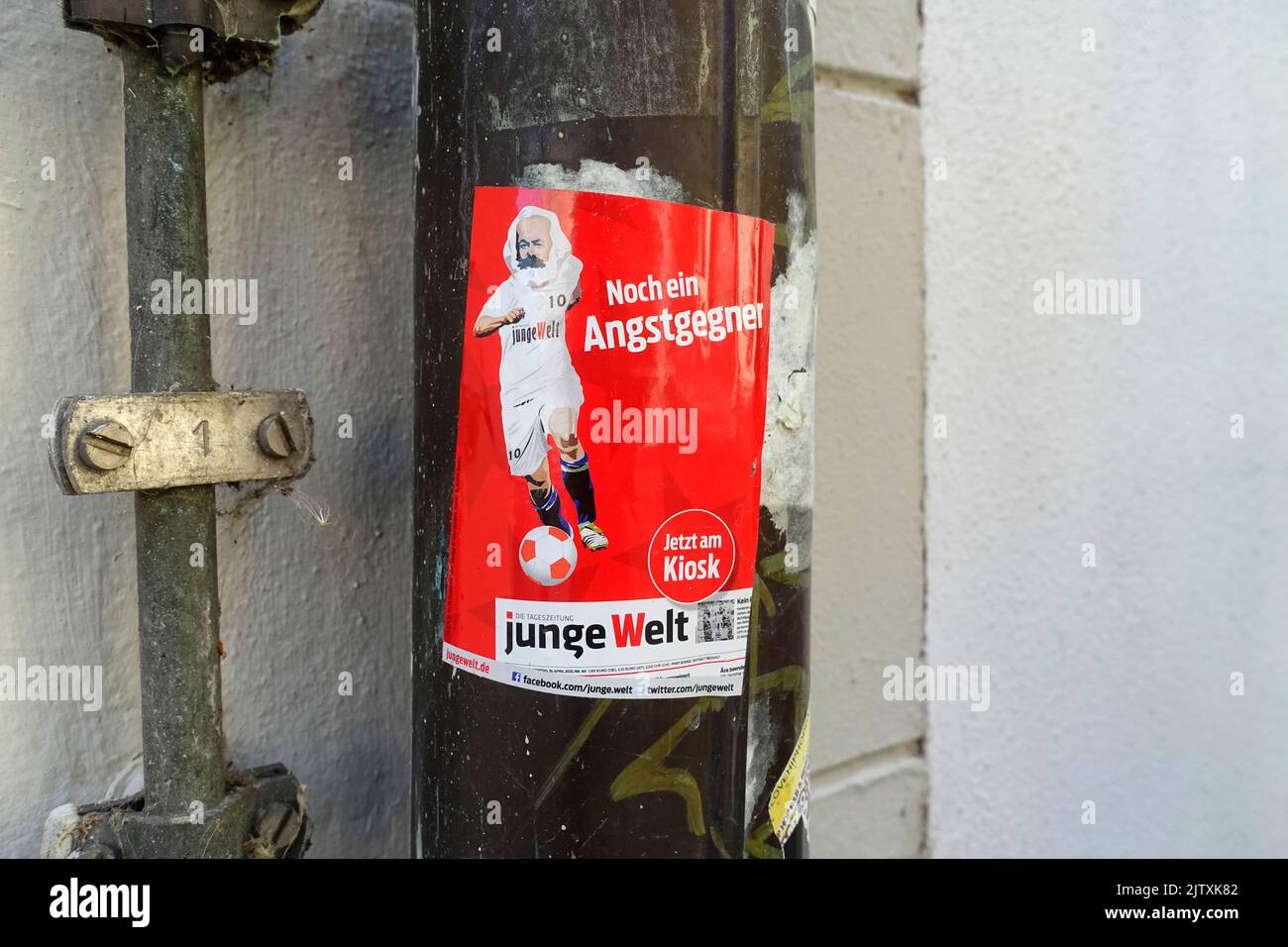Adesivo del giornale Junge Welt, un altro nemico, Brandeburgo, Germania Foto Stock