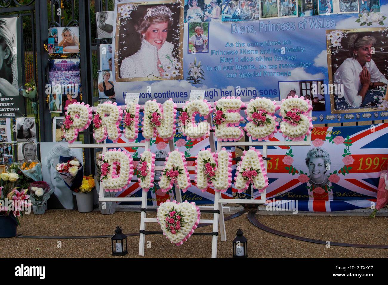 Quando è Morta La Principessa Diana Piangono alle porte di Kensington Palace. È il 25th° anniversario della