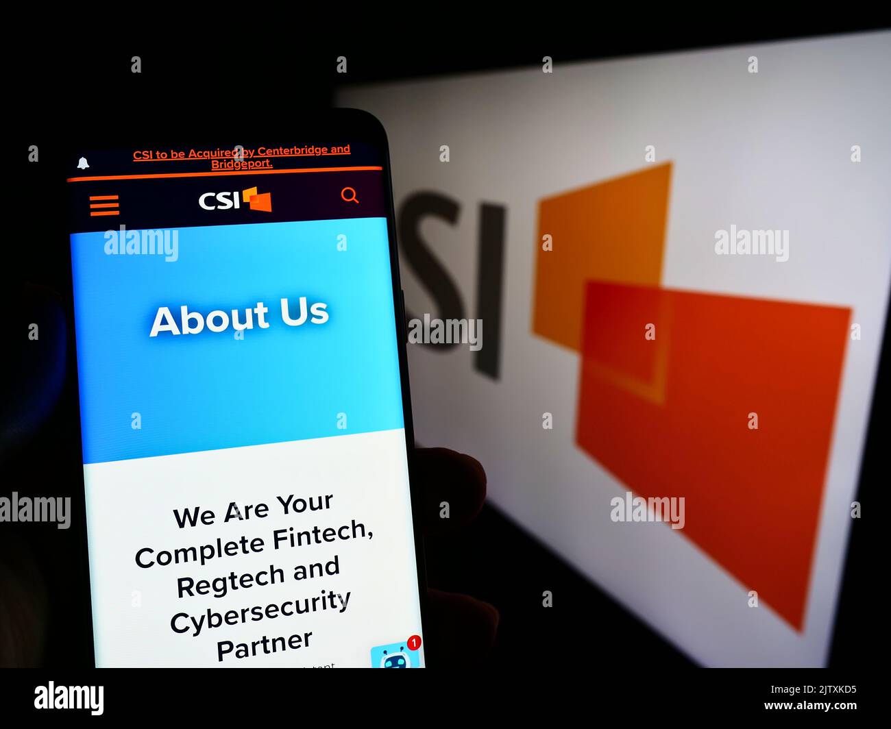 Persona che tiene il cellulare con la pagina web della società di tecnologia statunitense computer Services Inc. (CSI) sullo schermo con il logo. Messa a fuoco al centro del display del telefono. Foto Stock