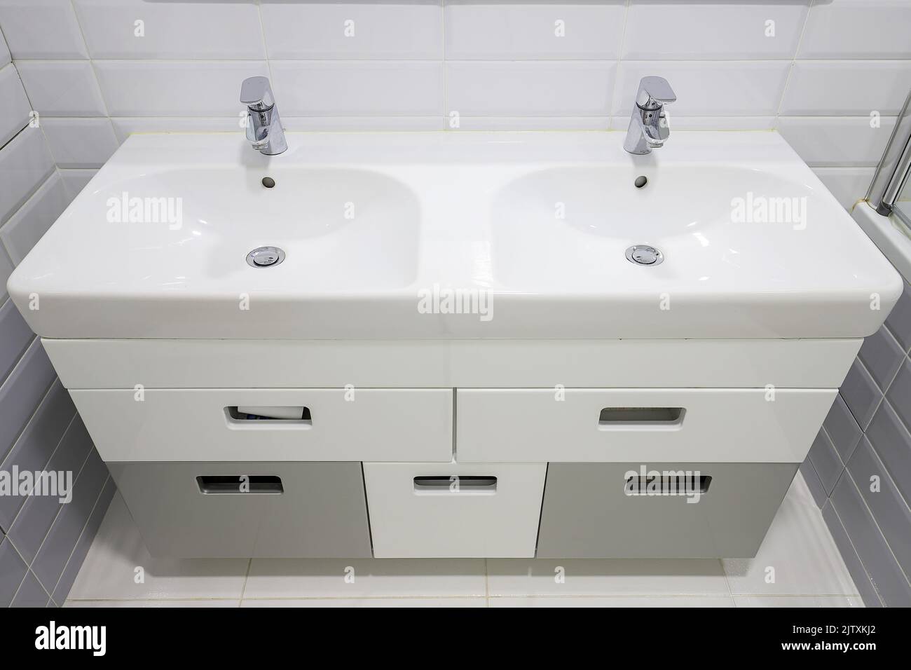 Doppio lavabo con due rubinetti in bagno Foto Stock Doppio lavabo con due rubinetti in bagno Foto Stock