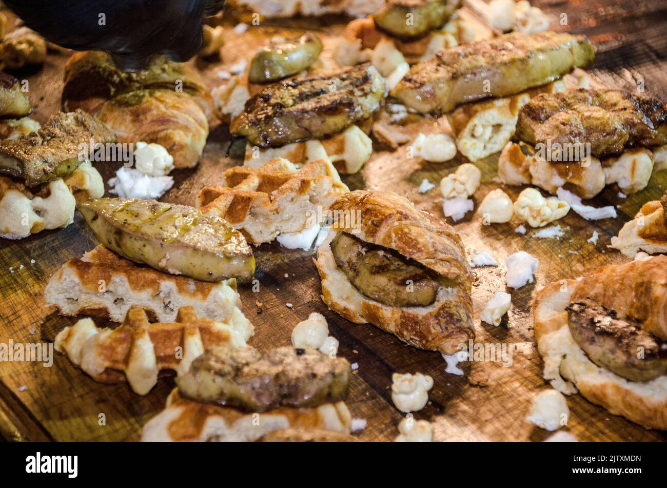 Piatti vegani in mostra in un buffet vegetariano formale, festoso e di fantasia Foto Stock