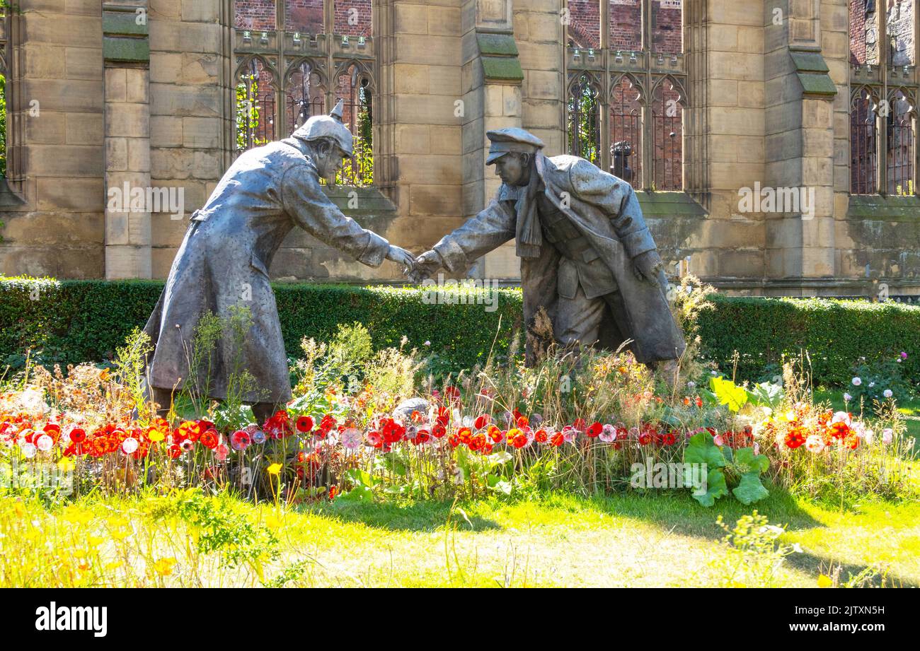 All Together Now, la scultura della tregua di Natale del WW1 di Andy Edwards nel giardino di St. Luke's, chiesa di Liverpool bombardata Foto Stock