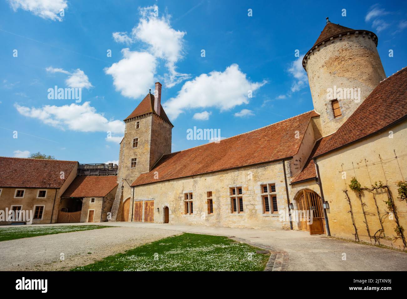 Cortile interno nel castello medievale di Blandy-les-Tours, Francia Foto Stock