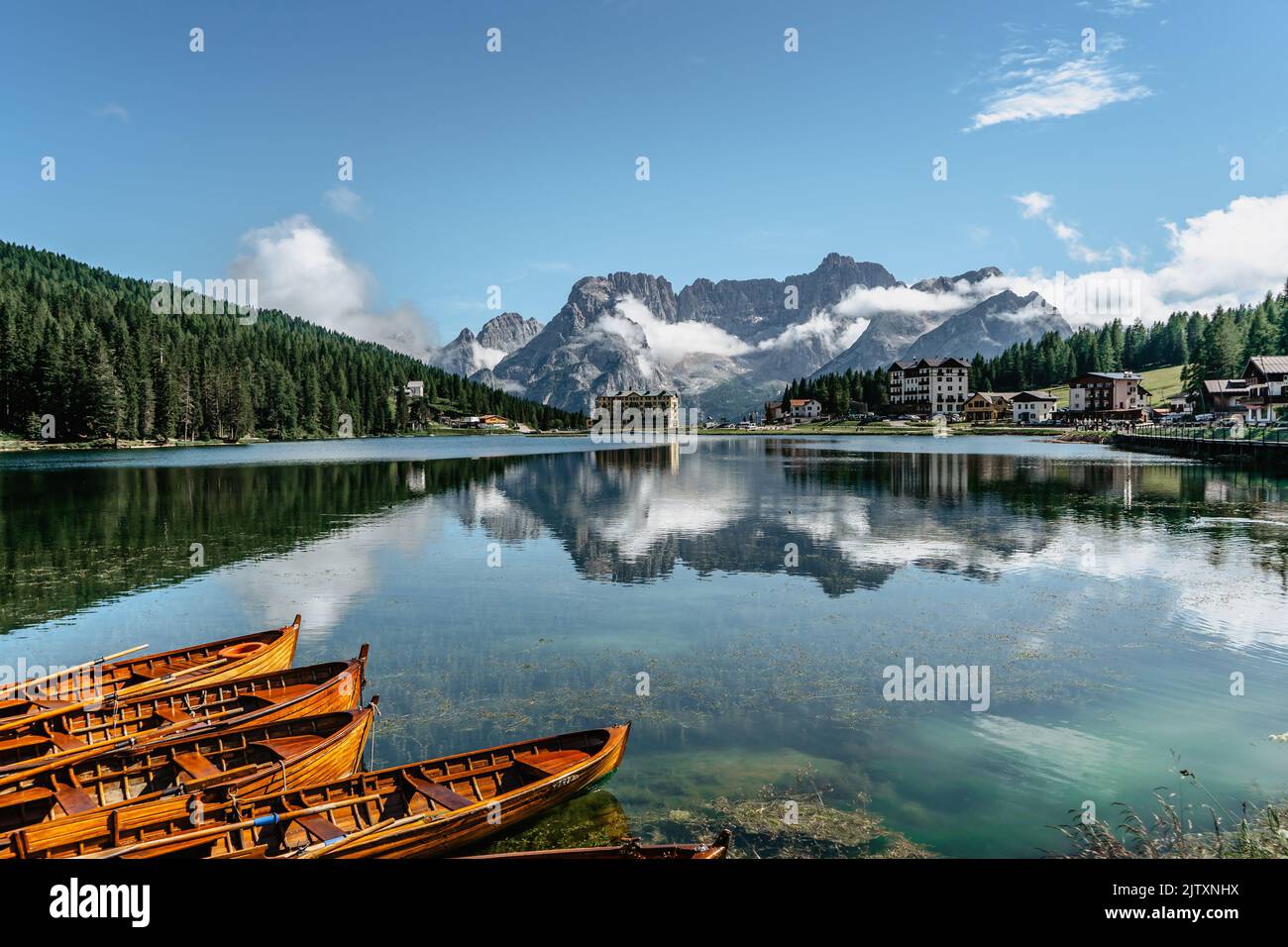 Lago Misurina, Lago di Misurina è perla delle Dolomiti.Lago di montagna in Italia con barche in legno,Veneto,Gruppo di montagna Sorapis.Perfect Foto Stock