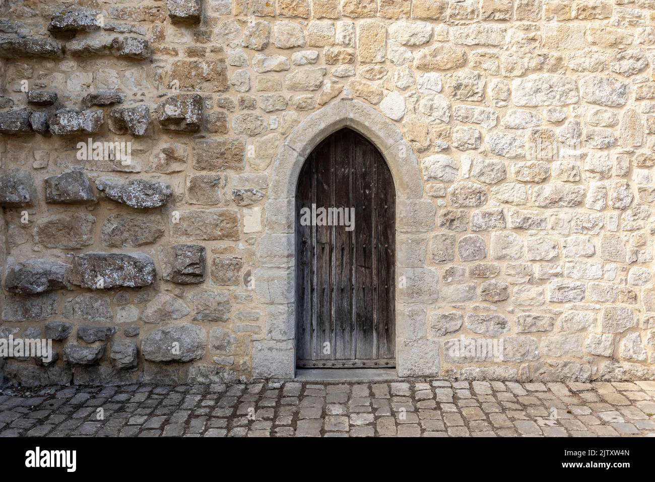marrone scuro medievale castello porta in legno, muro di pietra panorama Foto Stock