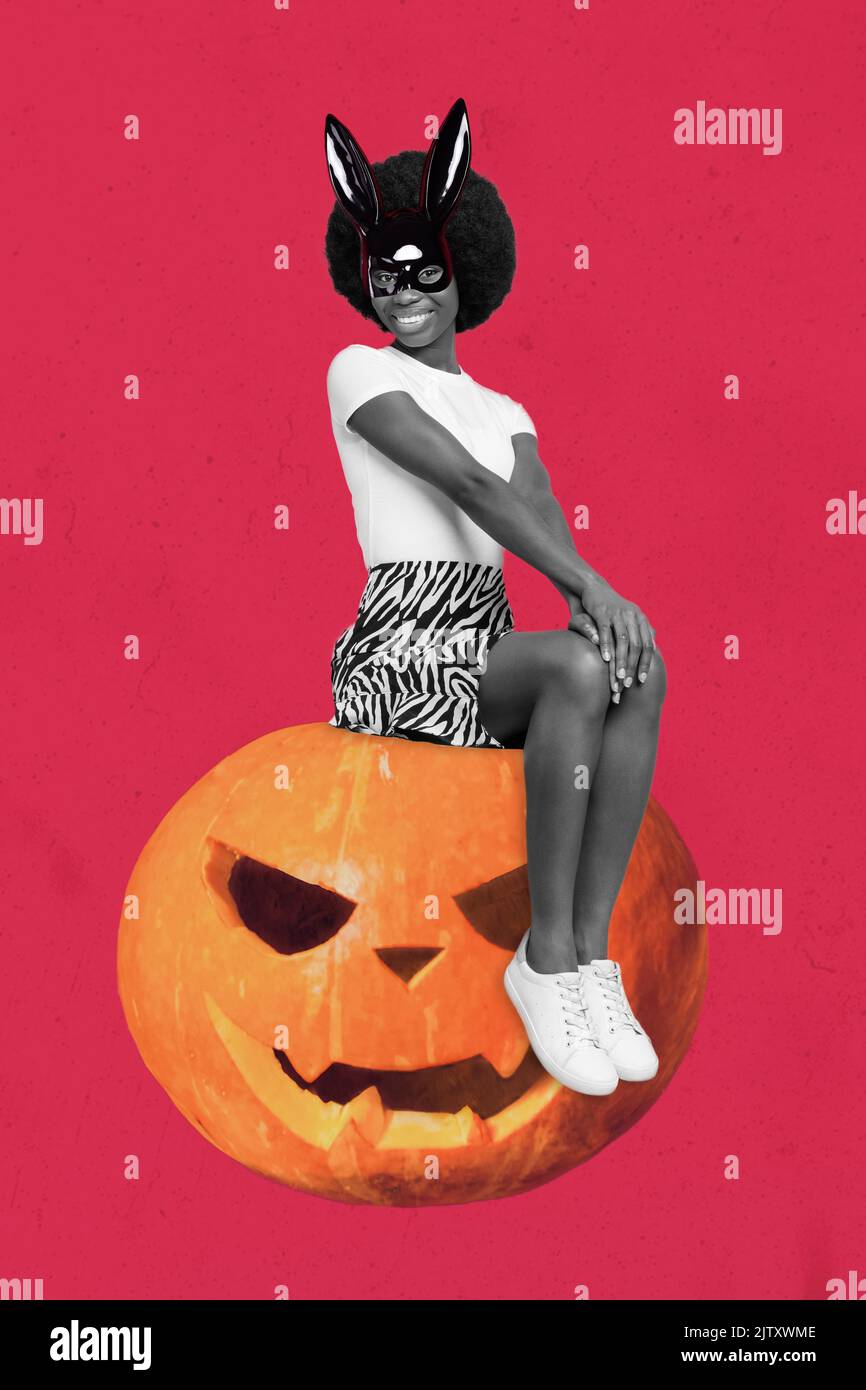 Immagine collage verticale di allegra ragazza pipistrello seduta enorme zucca Halloween isolato su sfondo luminoso Foto Stock