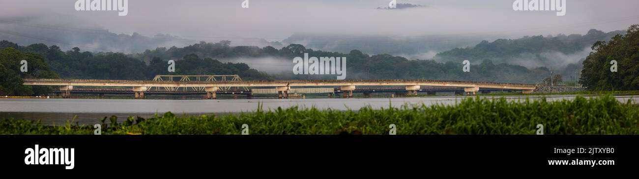 Panorama di Panama con vista panoramica sul nuovo ponte di Gamboa sul Rio Chagres a Gamboa, Repubblica di Panama, America Centrale. Foto Stock