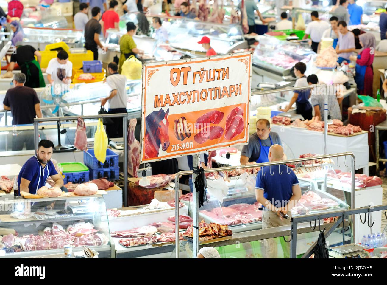 Chorsu Bazaar in Tashkent Uzbekistan - commercianti di mercato che vendono carne di cavallo in uno stallo macellaio nel mese di agosto 2022 Foto Stock